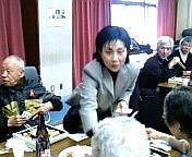 参加者と交流する、ふちせ栄子参院候補