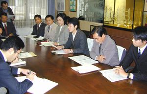 県に申し入れる堀江県議候補ら日本共産党の代表